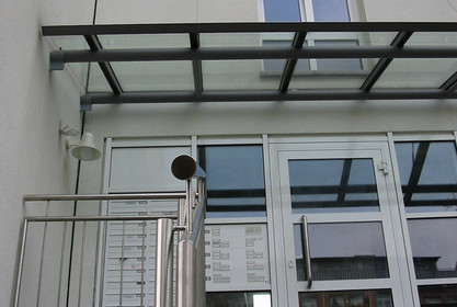 Vordach gehangen und geschraubt mit Glasfüllung